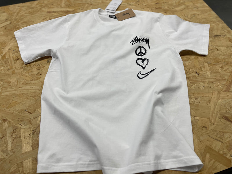 Camiseta Nike x Stussy - Peace, Love and Swoosh