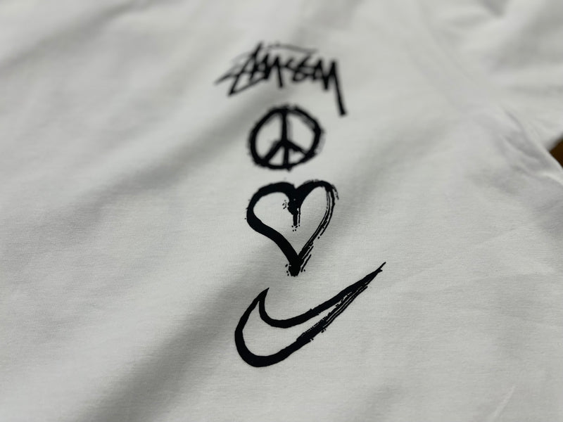 Camiseta Nike x Stussy - Peace, Love and Swoosh