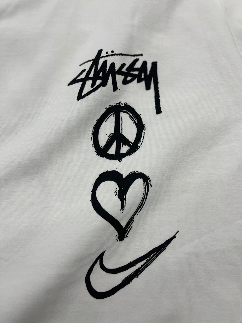 Camiseta Nike x Stussy - Peace, Love and Swoosh