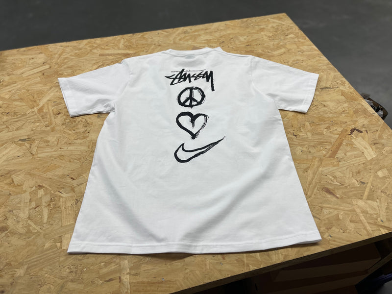 Camiseta Nike x Stussy - Peace, Love and Swoosh